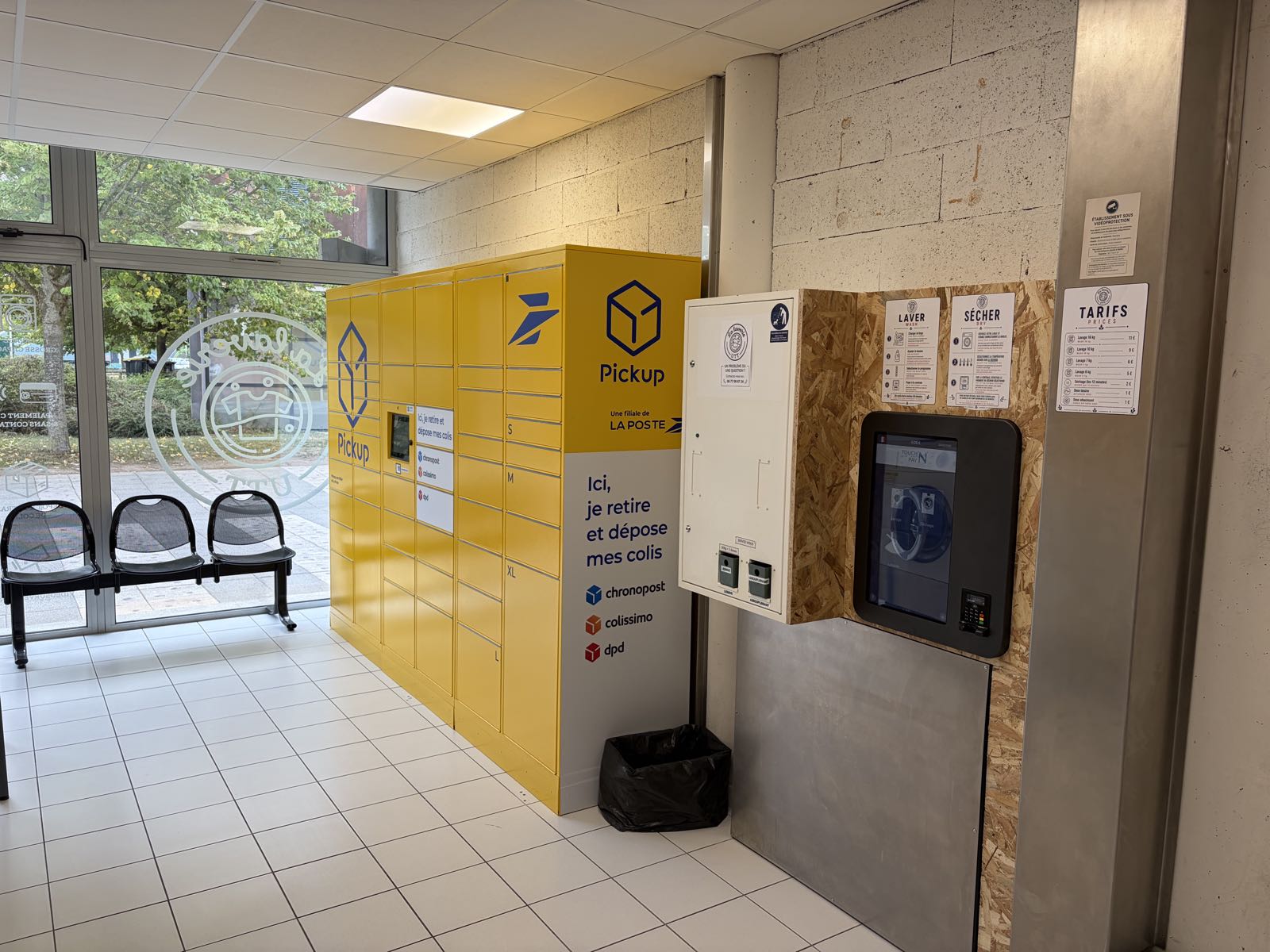 Consigne Pickup jaune à l’intérieur de La Laverie UTT